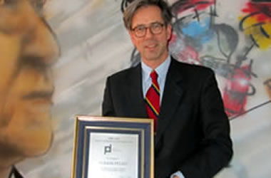 Volker Pellet received the plaque of the Award to Committed Diplomacy in Cuba 2009-2010 at the office of Konrad Adenauer Foundation in Berlin (read it in Spanish)