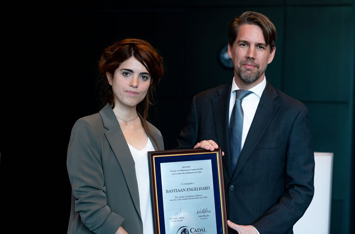 Bastiaan Engelhard received in The Hague the award for his work in Cuba