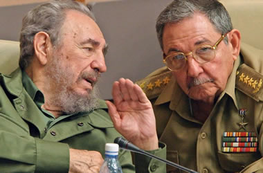 Los dictadores Fidel Castro y Raúl Castro