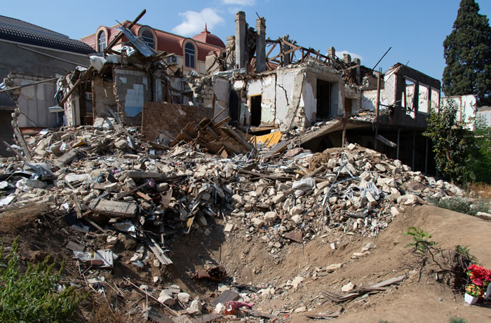Ruinas en la ciudad de Ganja, Azerbaiyán, luego del ataque con misiles balísticos armenios en octubre de 2020.