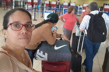 Luz Escobar en el aeropuerto.
