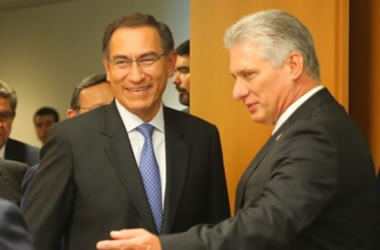 Martín Vizcarra, presidente de Perú, junto al dictador cubano Miguel Díaz-Canel